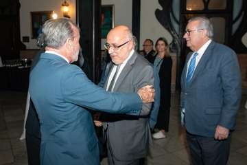 Morales recoge la Medalla de Oro de la Cámara por el servicio del Cabildo a la economía de la Isla (Foto TA)